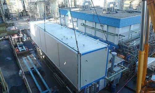 Temporary occupied building being placed near an industrial process unit during turnaround setup